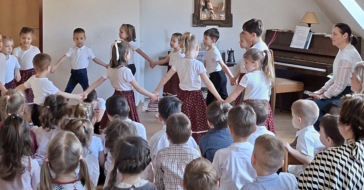 Zongoraadomány a Benedek-kartól a Lewinszky Anna Gyakorló Óvodának Zongoraadomány a Benedek-kartól a Lewinszky Anna Gyakorló Óvodának