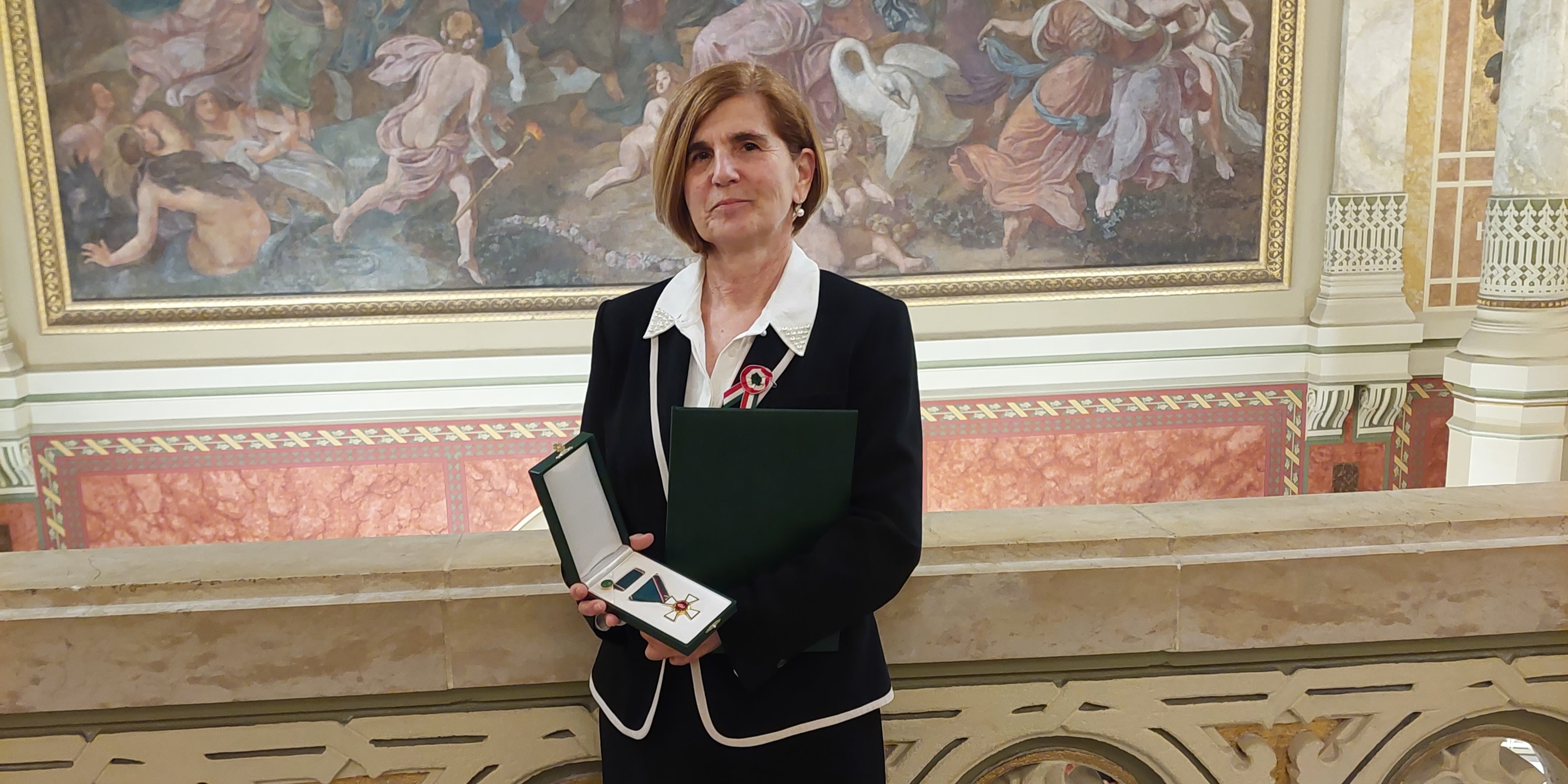 Magyar Érdemrend Lovagkereszt polgári tagozat kitüntetésben részesült Dr. Hartl Éva