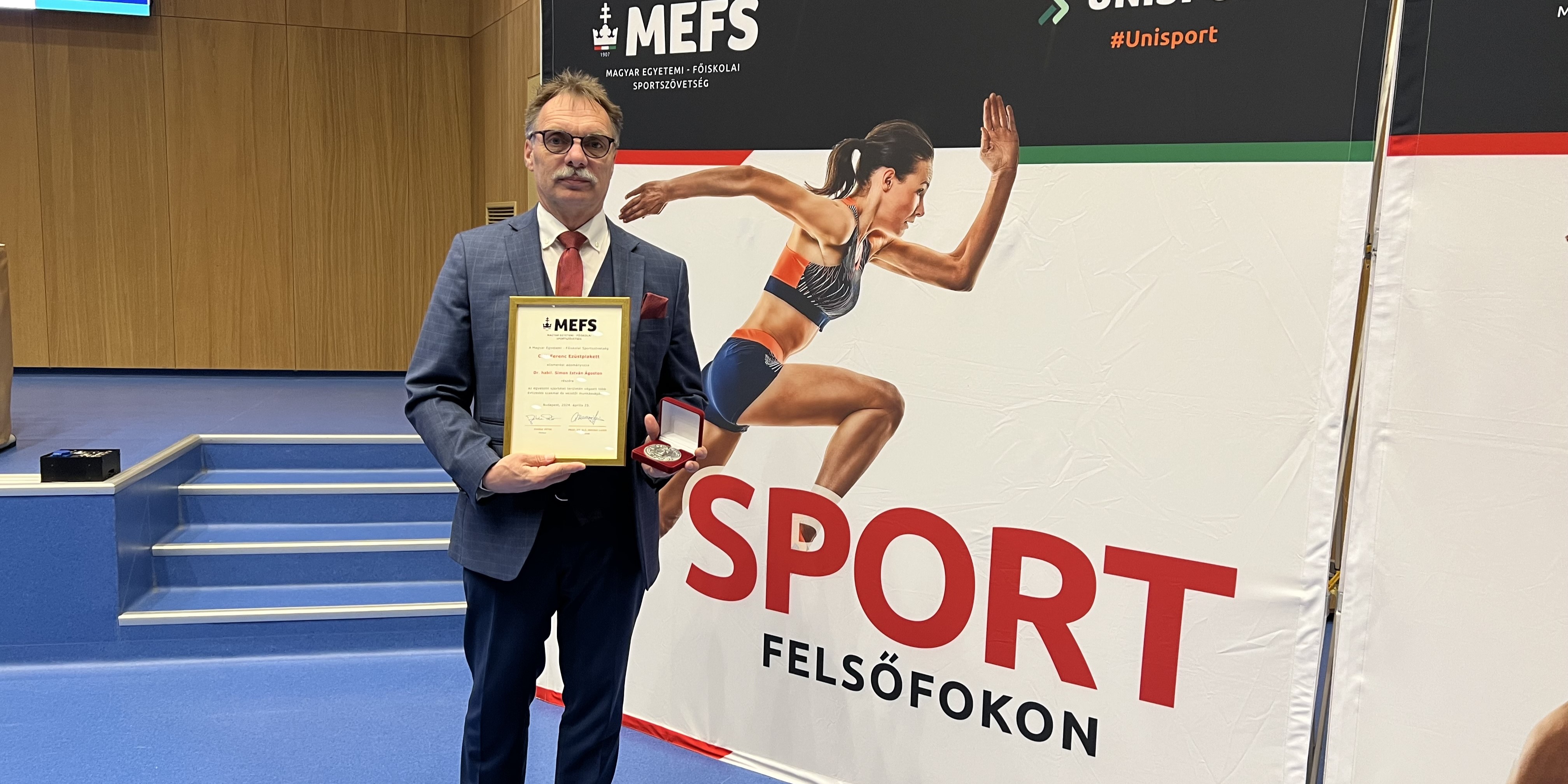 Kiemelkedő sportszakmai kitüntetésben részesült Dr. Simon István Ágoston